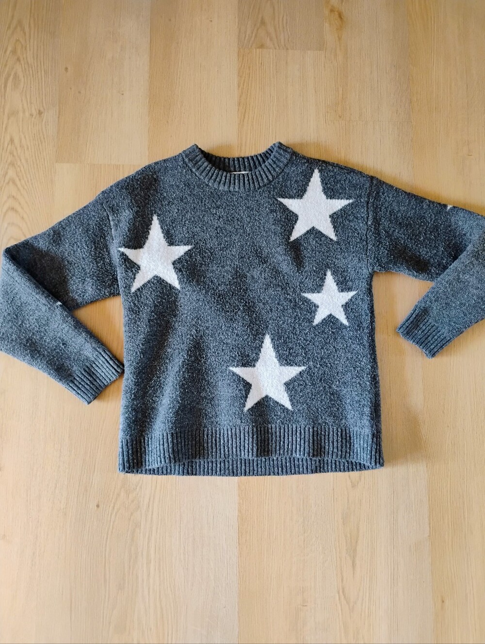 Vigoss Gray Crewneck Sweater with White Star Motif